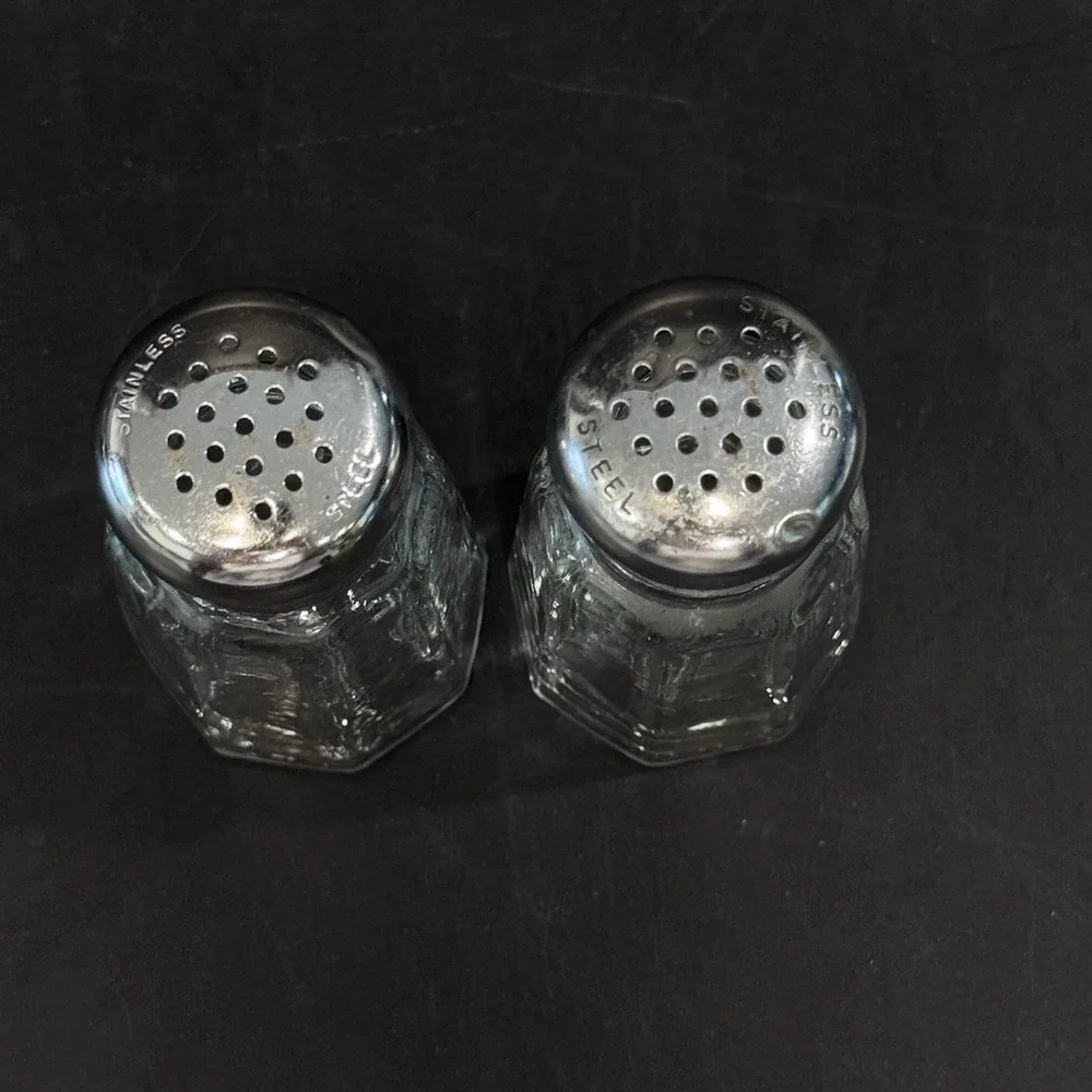 Clear‎ Glass Salt & Pepper Shaker Set w Stainless Steel Lids Marked B